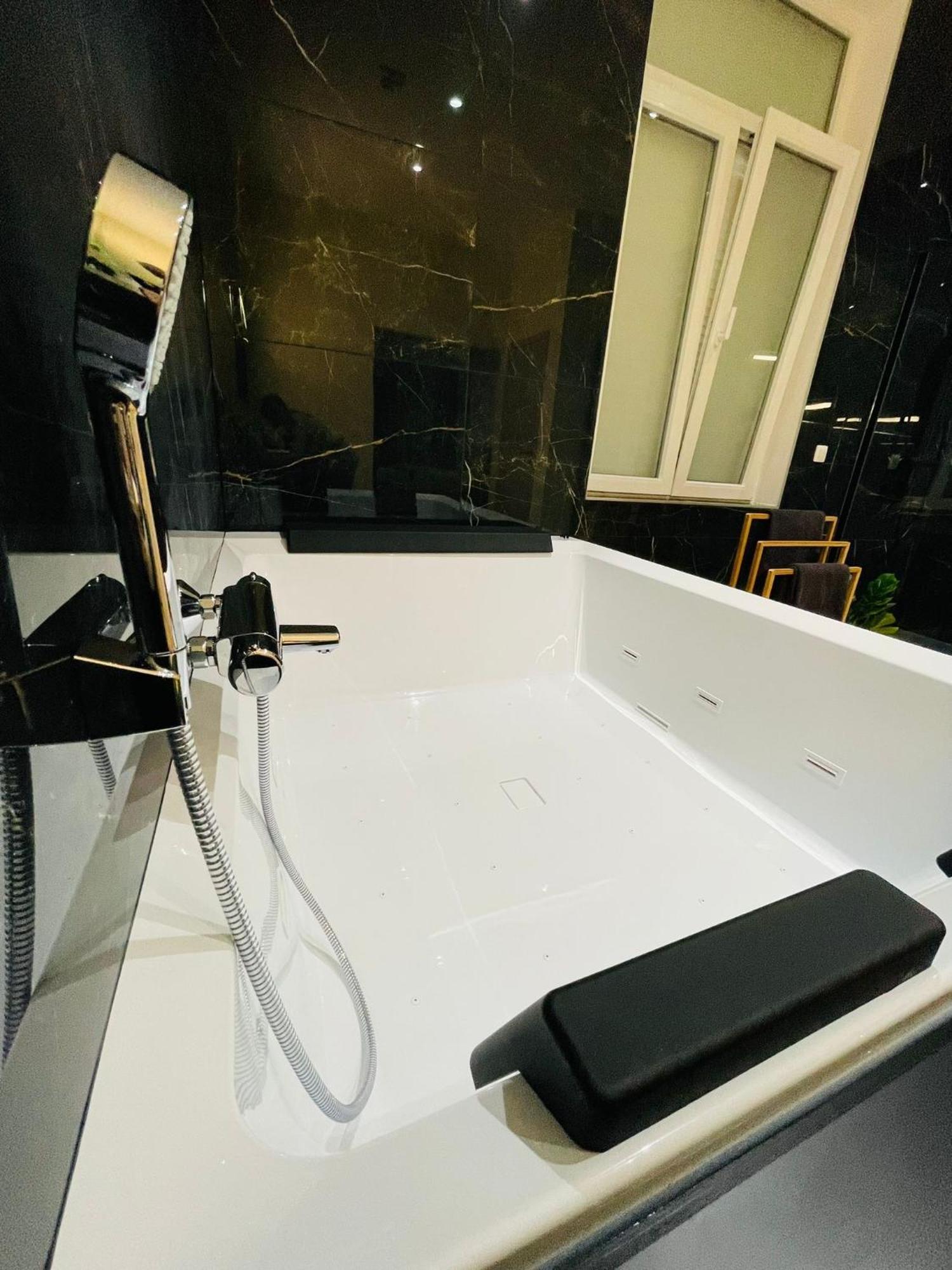 Appartement Exotique Avec Bain Balneo リエージュ エクステリア 写真